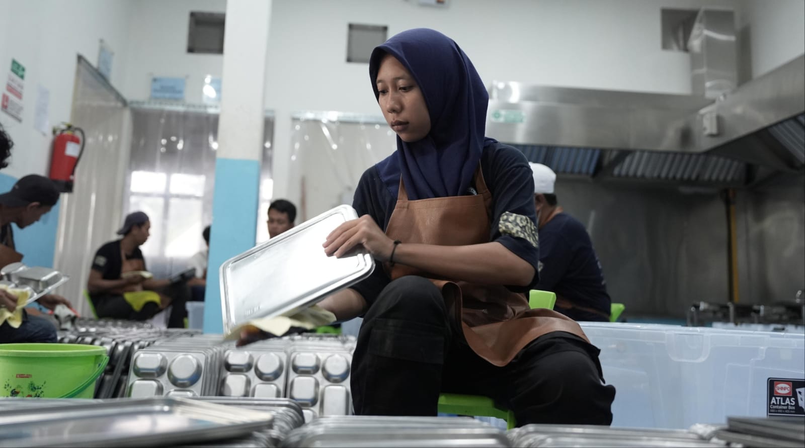 Ibu Tunggal Terbantu Bekerja di Dapur SPPG, Harap Program MBG Jangan Berhenti