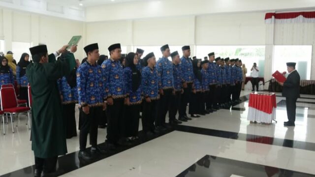 Bupati Agam, Benni Warlis melantik dan menyerahkan Surat Keputusan (SK) kepada 61 PPPK Tahap II formasi tahun anggaran 2024.