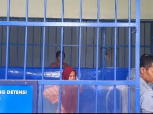 Imigrasi Kelas I Agam tengah menunggu dokumen pemulangan warga negara asing Nur Amira dari Kantor Perwakilan Malaysia di Medan Sumatra Utara.