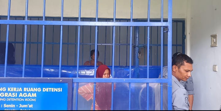 Imigrasi Kelas I Agam tengah menunggu dokumen pemulangan warga negara asing Nur Amira dari Kantor Perwakilan Malaysia di Medan Sumatra Utara.