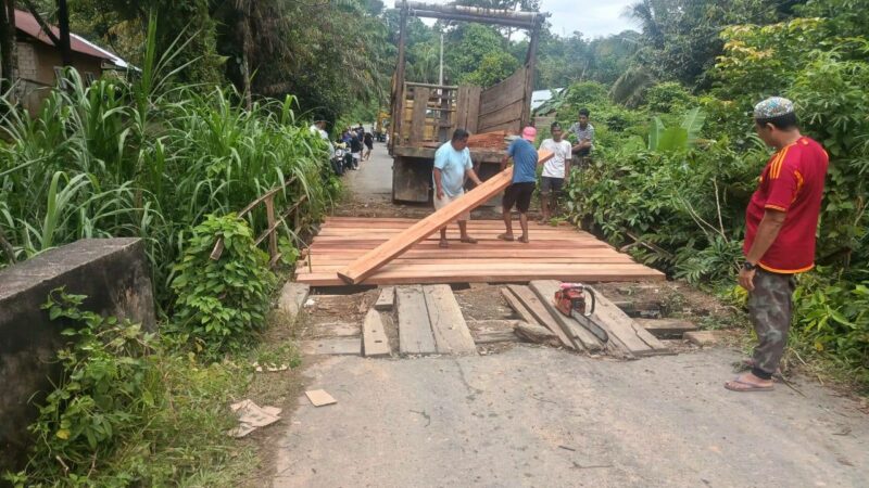 Dinas Pekerjaan Umum dan Penataan Ruang (PUPR) Dharmasraya memastikan perbaikan jembatan yang sempat viral karena lapuk di Jorong Lagan,
