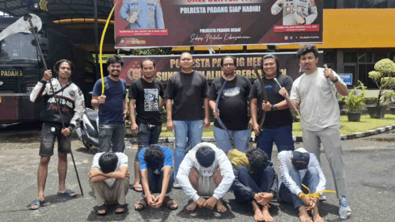 Satreskrim Polresta Padang menangkap lima orang dalam kasus tawuran yang menyebabkan salah seorang pelajar meninggal dunia