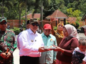 Program Makan Bergizi Gratis (MBG) di Padang Panjang kali pertama digulirkan di Komplek SMPN 3 yang berada di Kelurahan Ekor Lubuk,