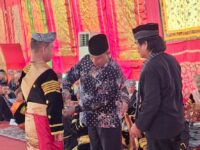 Fauzi Bahar Dikukuhkan Sebagai Penghulu Suku Koto, Gubernur Sumbar Beri Apresiasi