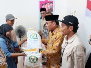 Bulog Sumbar Salurkan Bantuan Pangan untuk Warga Ulak Karang Utara