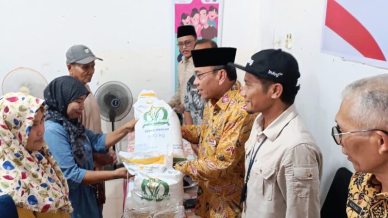 Bulog Sumbar Salurkan Bantuan Pangan untuk Warga Ulak Karang Utara