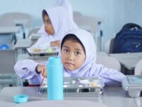 Pj Sekda Dharmasraya Tinjau Penyaluran Makanan Bergizi Gratis Perdana di Sitiung