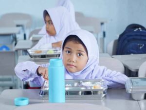 Pj Sekda Dharmasraya Tinjau Penyaluran Makanan Bergizi Gratis Perdana di Sitiung