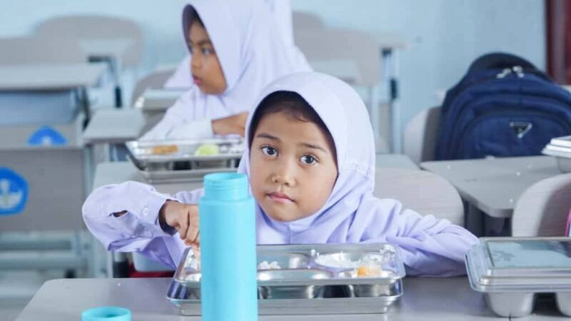 Pj Sekda Dharmasraya Tinjau Penyaluran Makanan Bergizi Gratis Perdana di Sitiung