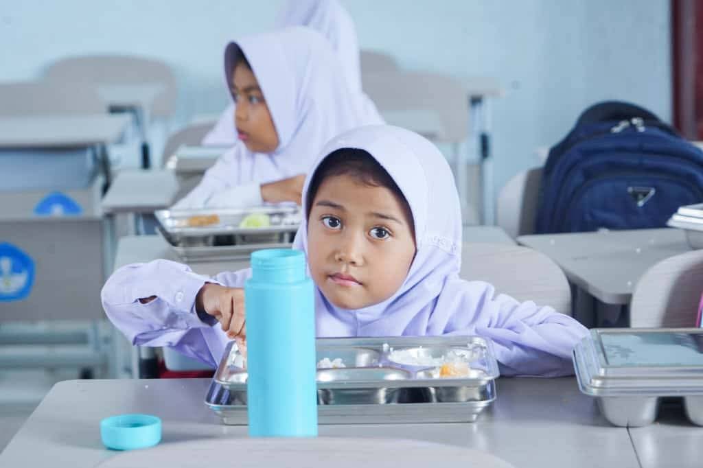 Pj Sekda Dharmasraya Tinjau Penyaluran Makanan Bergizi Gratis Perdana di Sitiung