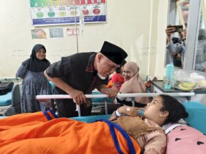 Jenguk Korban Diduga Keracunan MBG, Gubernur Minta Dinkes Lebih Aktif Bantu Pantau Kualitas Makanan