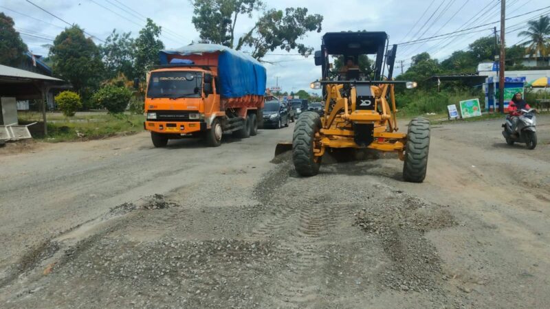 Jalan Lintas Sumatera KM 3 Pulau Punjung Dharmasraya Akhirnya Diperbaiki