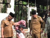 Serahkan Bantuan, Bupati Pasbar Tinjau Korban Kebakaran di Kinali