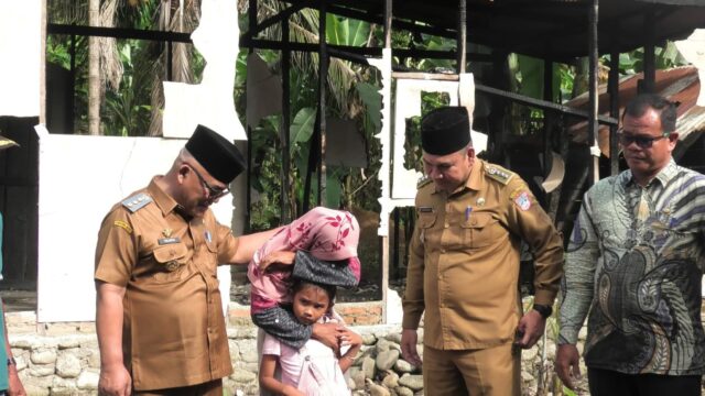 Serahkan Bantuan, Bupati Pasbar Tinjau Korban Kebakaran di Kinali