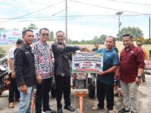 Pemkab Dharmasraya Serahkan 10 Unit Traktor untuk Kelompok Tani