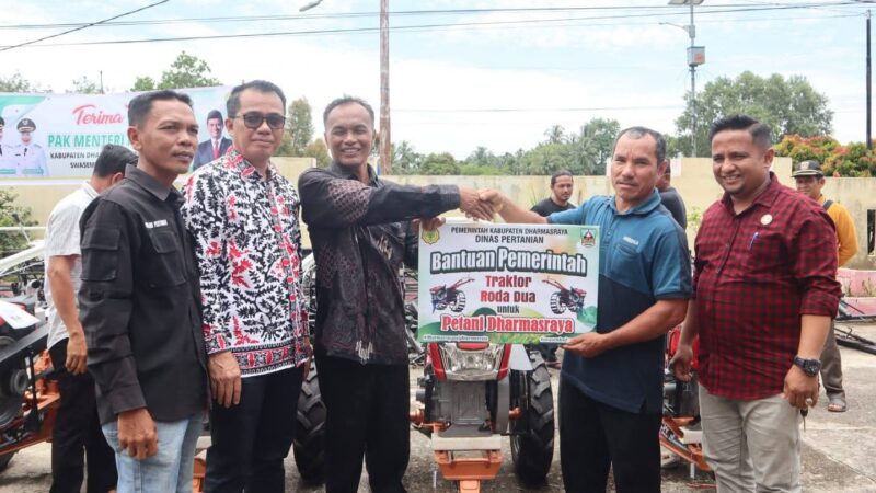 Pemkab Dharmasraya Serahkan 10 Unit Traktor untuk Kelompok Tani