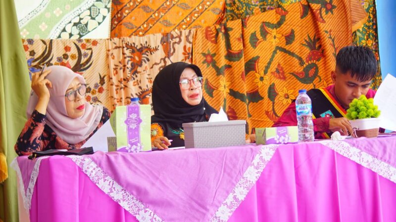 Wabup Dharmasraya Buka dan Jadi Juri Lomba Hari Batik Nasional di STITNU Sakinah