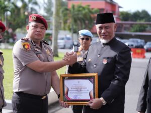 Upacara Hari Kesaktian Pancasila dan Hari Jadi Sumbar, Pemprov Beri Penghargaan 9 Anggota Polisi