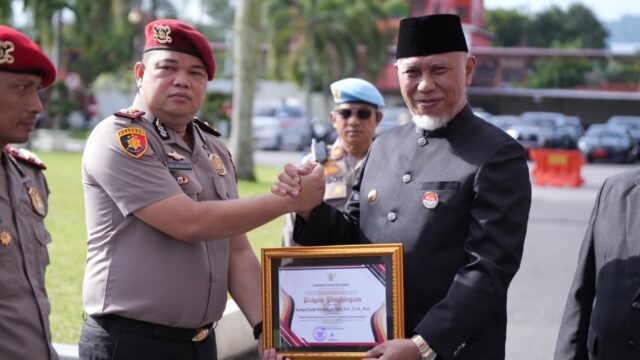 Upacara Hari Kesaktian Pancasila dan Hari Jadi Sumbar, Pemprov Beri Penghargaan 9 Anggota Polisi