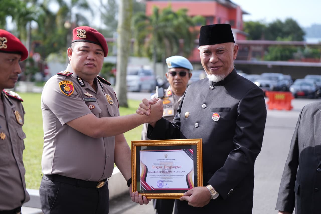 Upacara Hari Kesaktian Pancasila dan Hari Jadi Sumbar, Pemprov Beri Penghargaan 9 Anggota Polisi