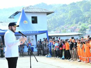 HUT TNI ke-80: Kodaeral II Padang Bersihkan Batang Arau, Wako Fadly Amran Beri Apresiasi