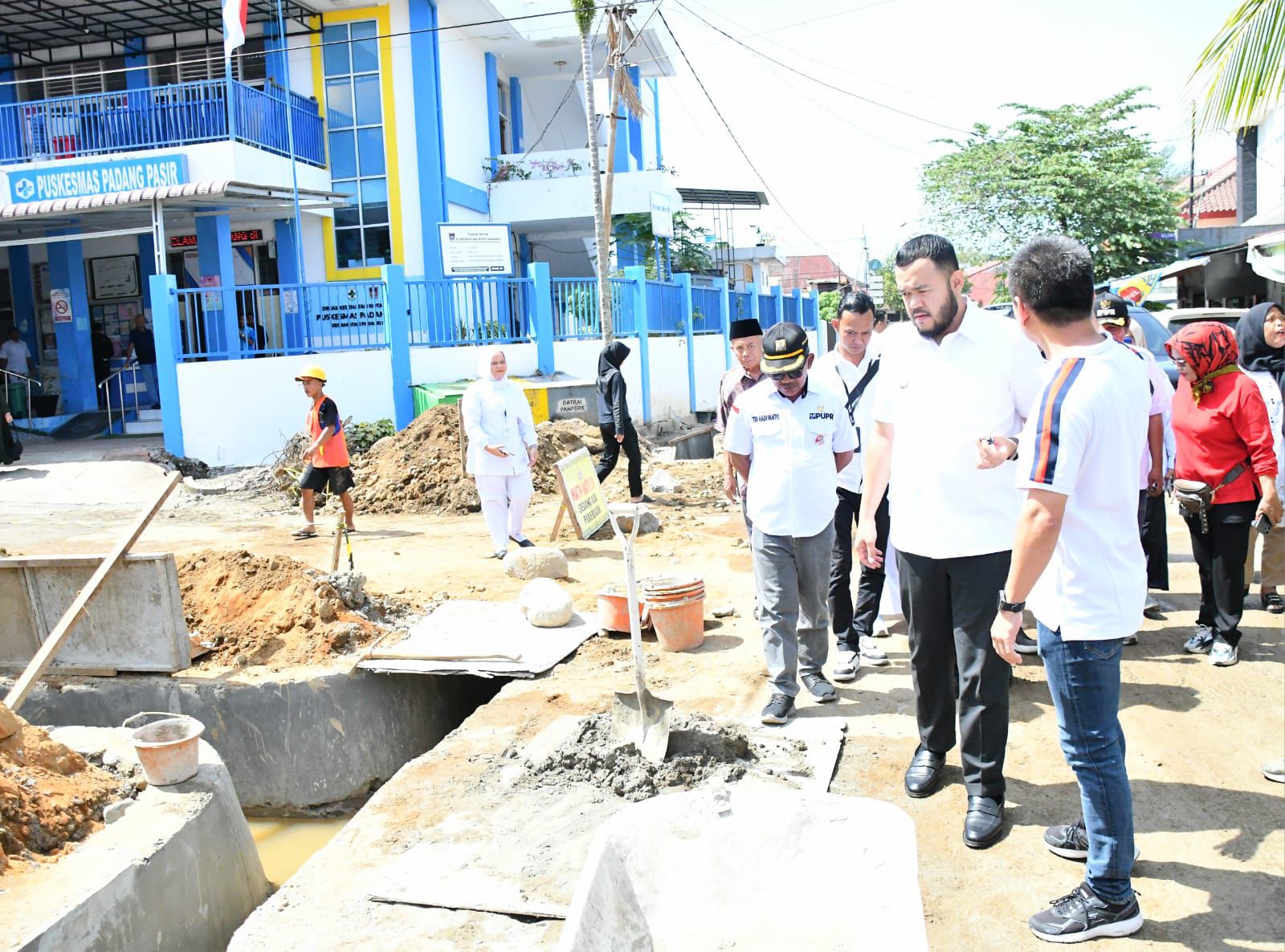 Wako Fadly Amran Tinjau Perbaikan Drainase di Kelurahan Padang Pasir