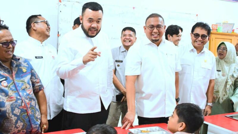 Bersama Wakil Ketua Komisi VI DPR, Wako Padang Tinjau Pelaksanaan MBG di SDN 05 dan SDN 13 Surau Gadang