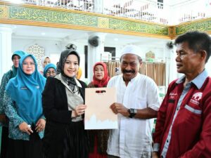 TP PKK Padang dan Dharma Wanita Salurkan Bantuan untuk Korban Kebakaran di Pasa Gadang