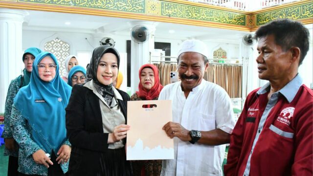 TP PKK Padang dan Dharma Wanita Salurkan Bantuan untuk Korban Kebakaran di Pasa Gadang