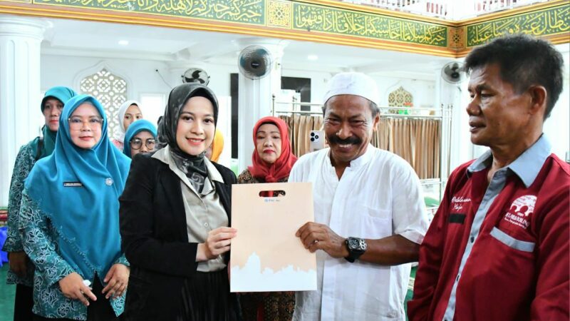 TP PKK Padang dan Dharma Wanita Salurkan Bantuan untuk Korban Kebakaran di Pasa Gadang