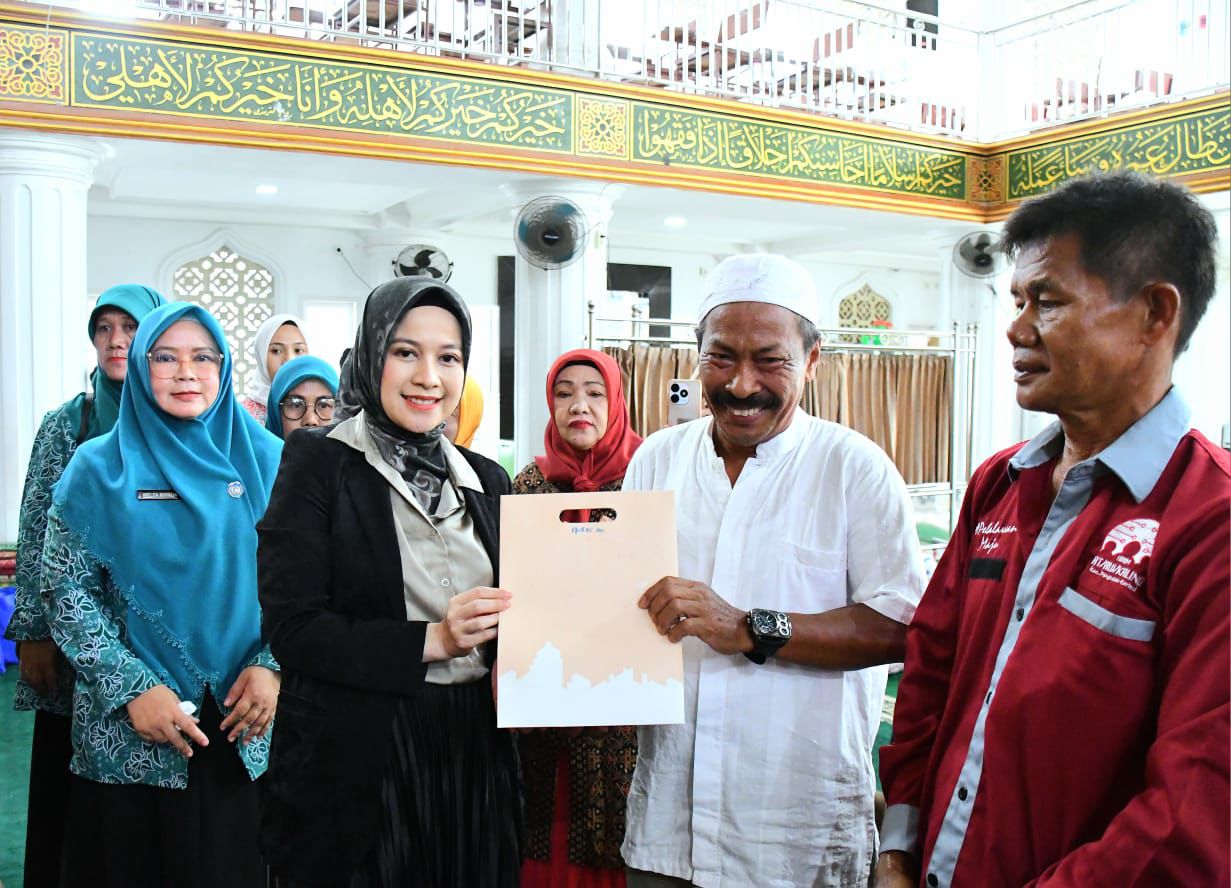 TP PKK Padang dan Dharma Wanita Salurkan Bantuan untuk Korban Kebakaran di Pasa Gadang