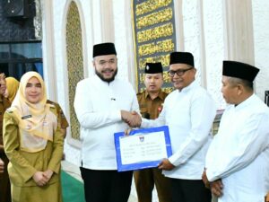 Wako Padang Serahkan Dana Operasional Triwulan III untuk Kecamatan Pauh