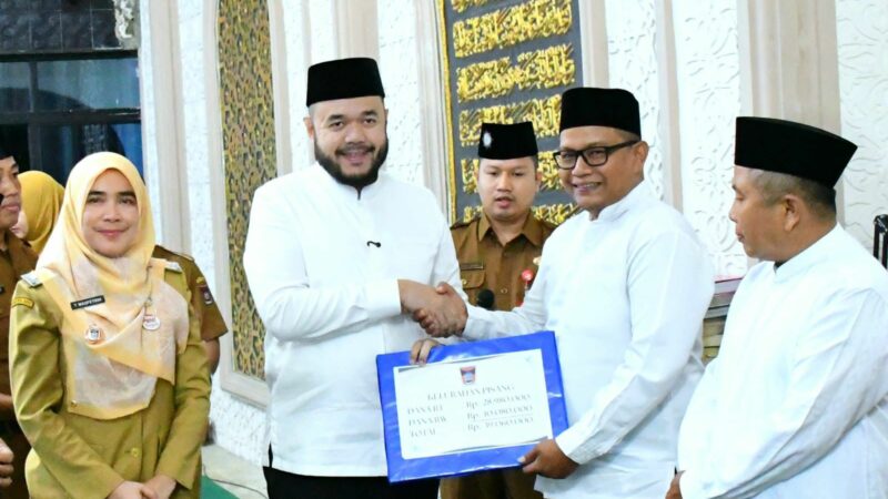 Wako Padang Serahkan Dana Operasional Triwulan III untuk Kecamatan Pauh