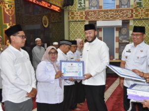 Wako Padang Fadly Amran Serahkan Dana Operasional Triwulan III untuk Kecamatan Padang Timur