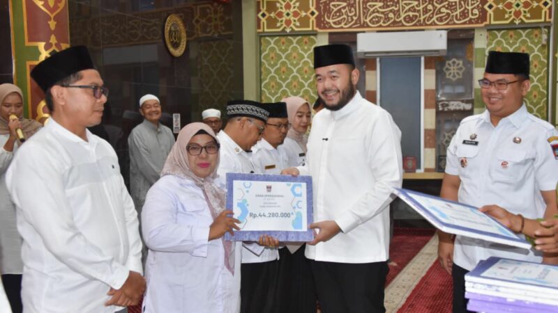 Wako Padang Fadly Amran Serahkan Dana Operasional Triwulan III untuk Kecamatan Padang Timur