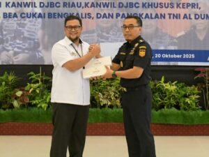 PT Semen Padang Bantu Bea Cukai Riau Musnahkan Rokok Ilegal Senilai Rp12,8 Miliar