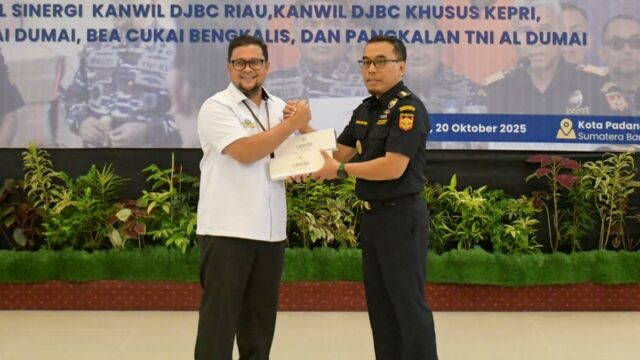 PT Semen Padang Bantu Bea Cukai Riau Musnahkan Rokok Ilegal Senilai Rp12,8 Miliar