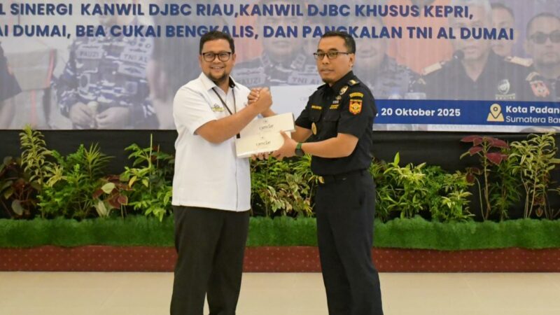 PT Semen Padang Bantu Bea Cukai Riau Musnahkan Rokok Ilegal Senilai Rp12,8 Miliar