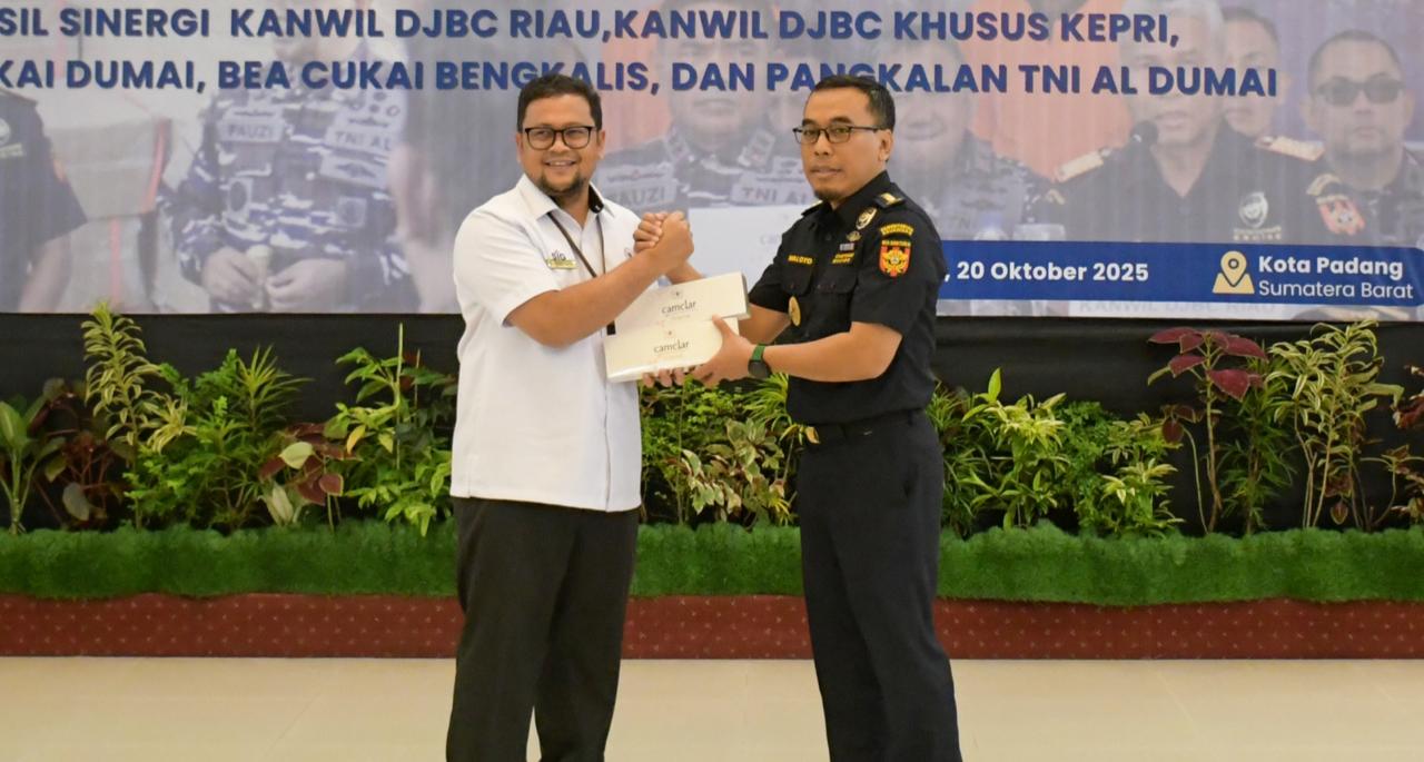PT Semen Padang Bantu Bea Cukai Riau Musnahkan Rokok Ilegal Senilai Rp12,8 Miliar