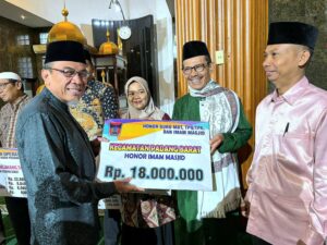 Wawako Padang Serahkan Dana Operasional Triwulan III untuk Kecamatan Padang Barat