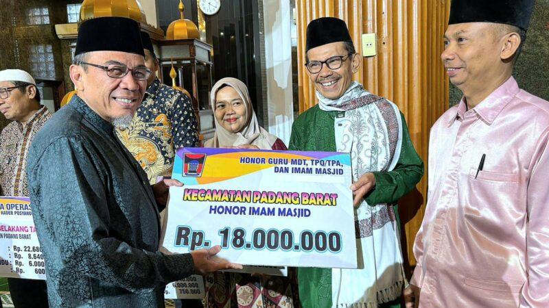 Wawako Padang Serahkan Dana Operasional Triwulan III untuk Kecamatan Padang Barat