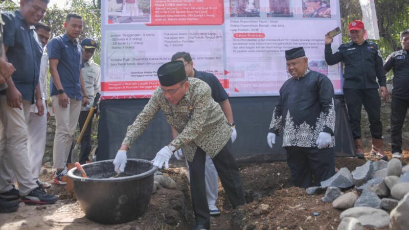 Wawako Maigus Letakan Batu Pertama Pembangunan Rumah Layak Huni Program Sosial Semen Padang di Bandar Buat