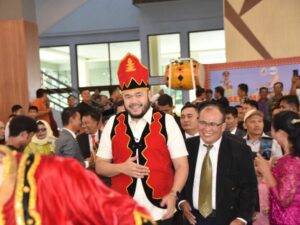 Hadiri Pelantikan Pengurus Ikatan Keluarga Masyarakat Nias Sumbar, Fadly Amran: Mempererat Keragaman di Padang