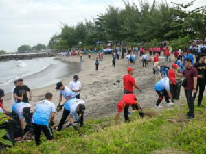 PT Semen Padang Beri Dukungan, Polda Sumbar Pecahkan Rekor MURI Lewat Aksi Bersih Pantai Purus