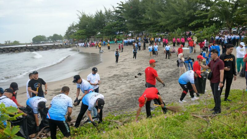 PT Semen Padang Beri Dukungan, Polda Sumbar Pecahkan Rekor MURI Lewat Aksi Bersih Pantai Purus