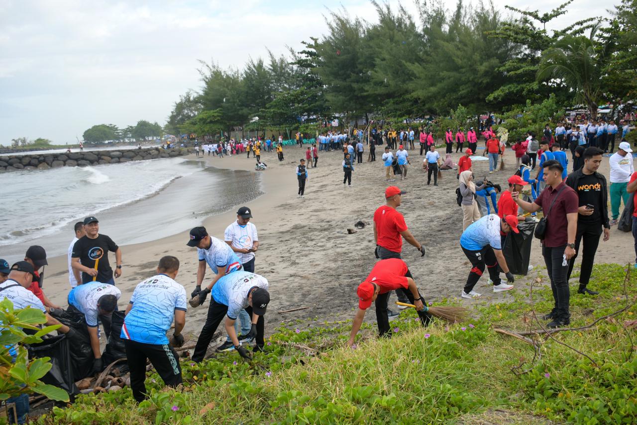 PT Semen Padang Beri Dukungan, Polda Sumbar Pecahkan Rekor MURI Lewat Aksi Bersih Pantai Purus