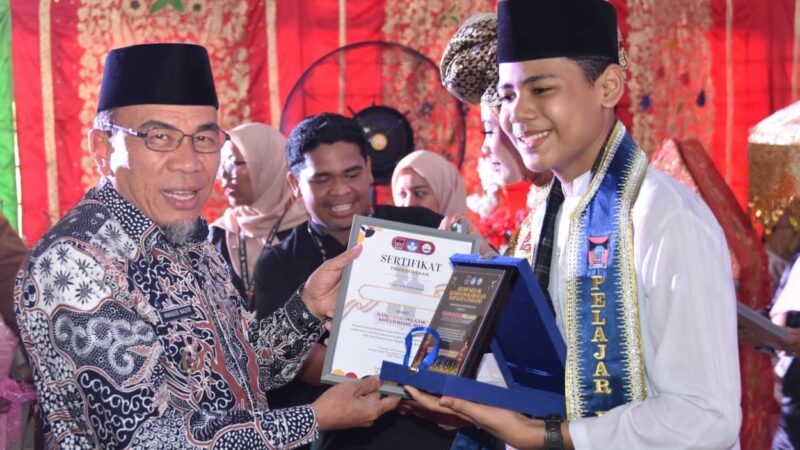 Siswa SMPN 1 dan SMPN 9 Dinobatkan sebagai Rang Mudo dan Puti Bungsu Pelajar Kota Padang