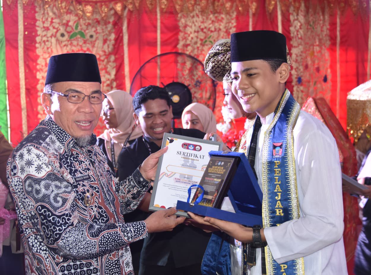 Siswa SMPN 1 dan SMPN 9 Dinobatkan sebagai Rang Mudo dan Puti Bungsu Pelajar Kota Padang