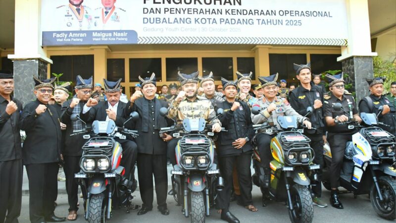 Wako Padang Kukuhkan Dubalang Kota dan Serahkan Kendaraan Operasional