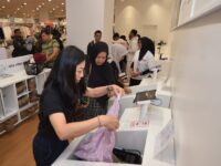 Resmi Dibuka di Basko City Mall, Gerai UNIQLO Ramai Diserbu Pengunjung